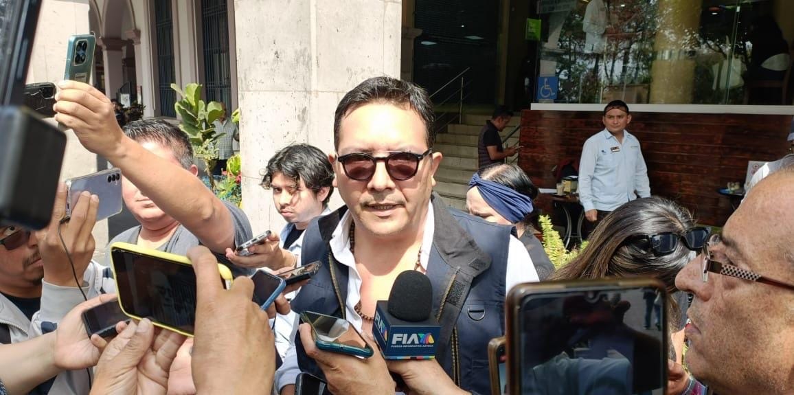 SE CUELGA VÍCTOR SERRALDE DE LAS MANIFESTACIONES