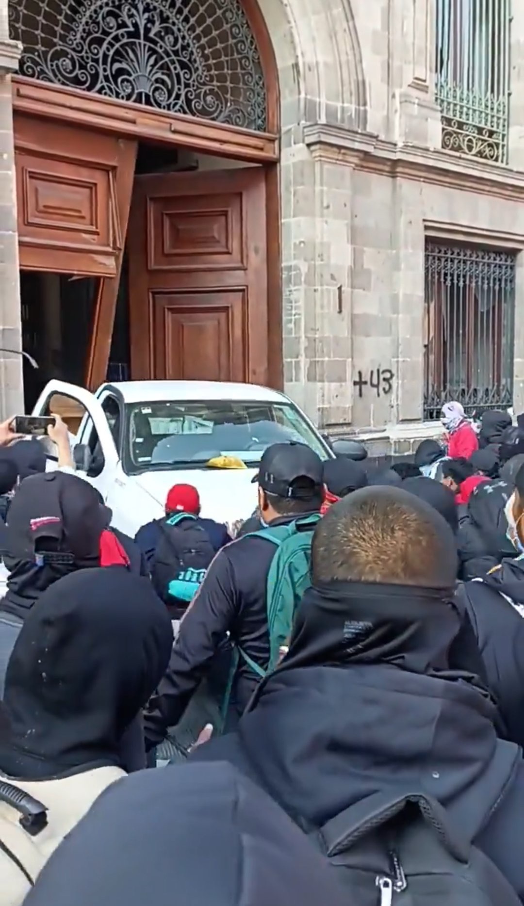 NORMALISTAS DE AYOTZINAPA DERRIBAN PUERTA DEL PALACIO NACIONAL