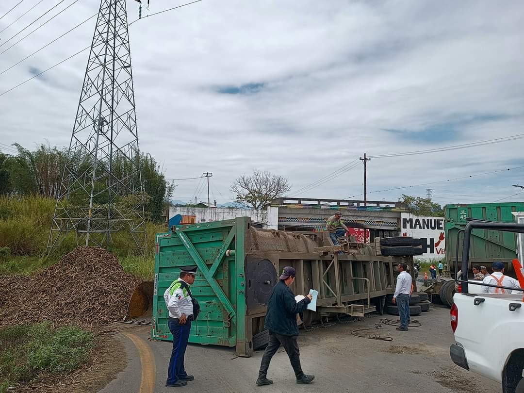 VUELCA CONTENEDOR DE CAÑA EN TRÉBOL DE SAN MIGUELITO