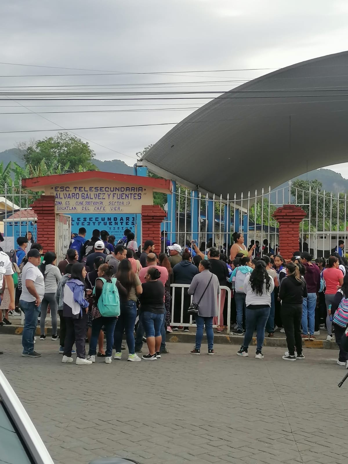 BLOQUEAN SECUNDARIA EN IXHUATLÁN; QUIEREN DESTITUCIÓN DE DIRECTORA