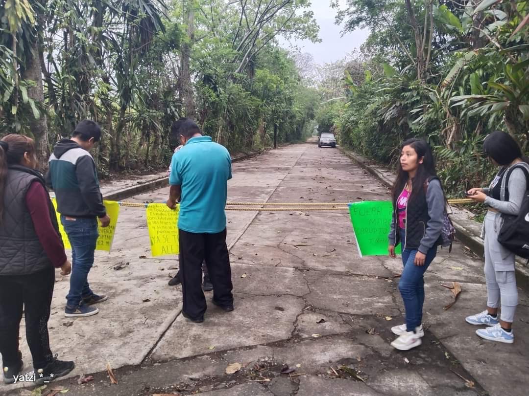 CRECE INGOBERNABILIDAD EN COETZALA BLOQUEAN CARRETERAS