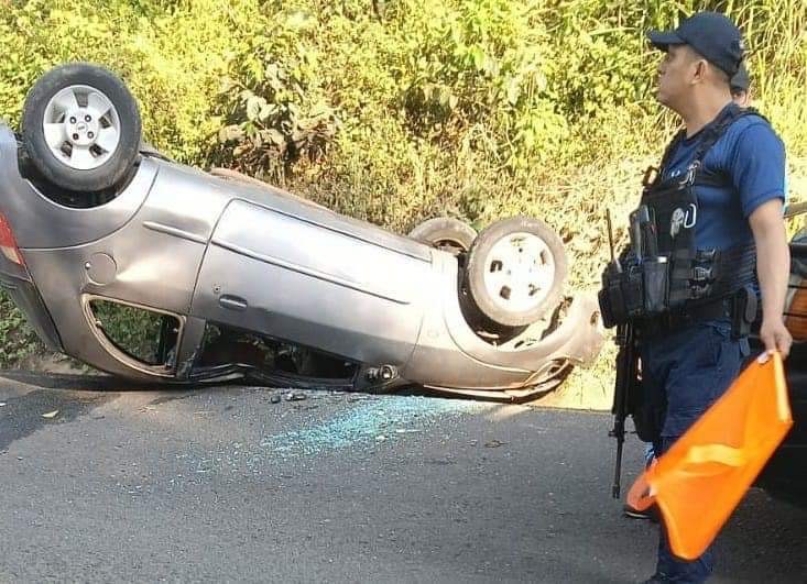 ABANDONAN AUTO VOLCADO EN LA ERMITA