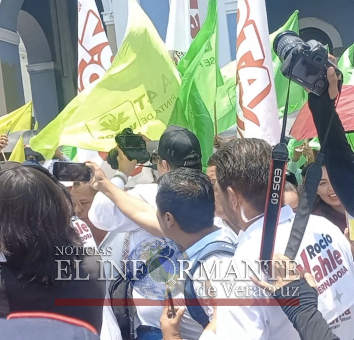 AVANZADA DE ROCÍO NAHLE AGREDE A REPORTEROS