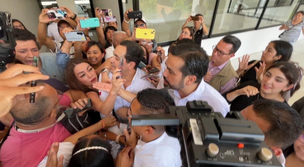 Entre jaloneos y golpes a los periodistas Máynez llegó a Xalapa