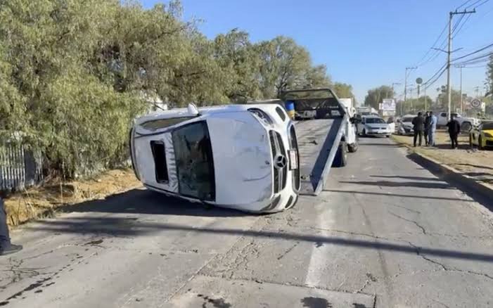 Vuelca Automóvil Mercedes de empresario artístico veracruzano