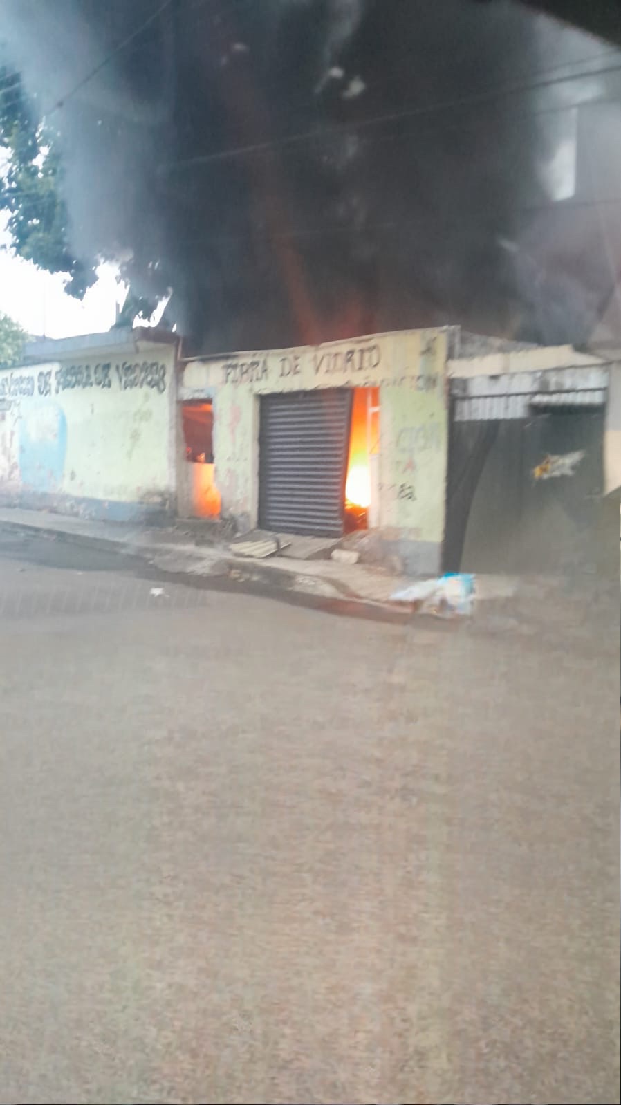 SE INCENDIA LOCAL ABANDONADO EN BUENA VISTA