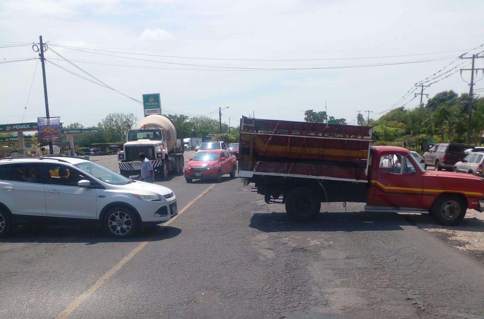 CIERRAN VIALIDADES POR PRESUNTA DETENCIÓN ILEGAL