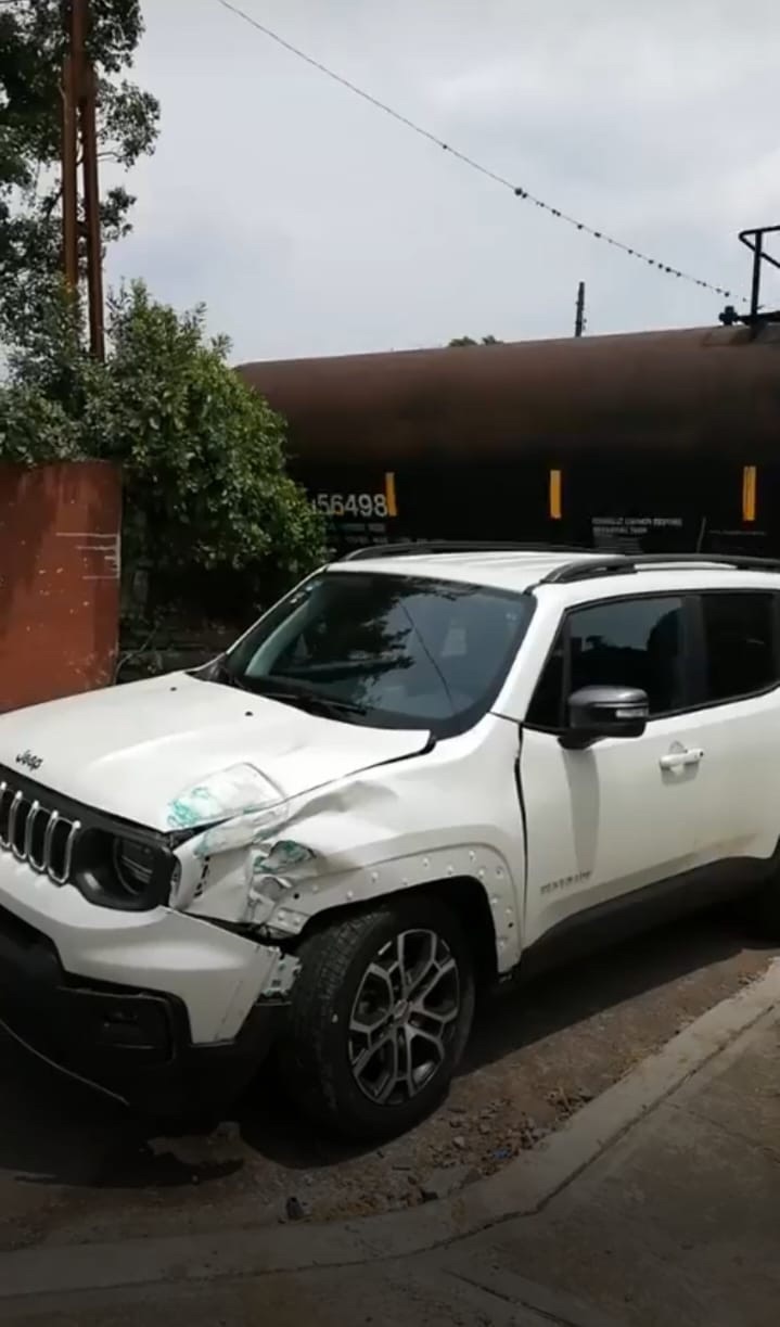ABANDONAN CAMIONETA QUE ARRASTRÓ EL TREN