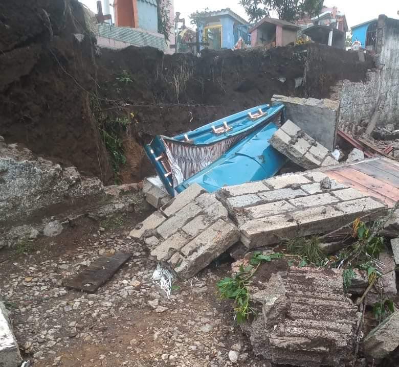ATAÚD CON RESTOS HUMANOS TERMINA A MITAD DE BALDÍO