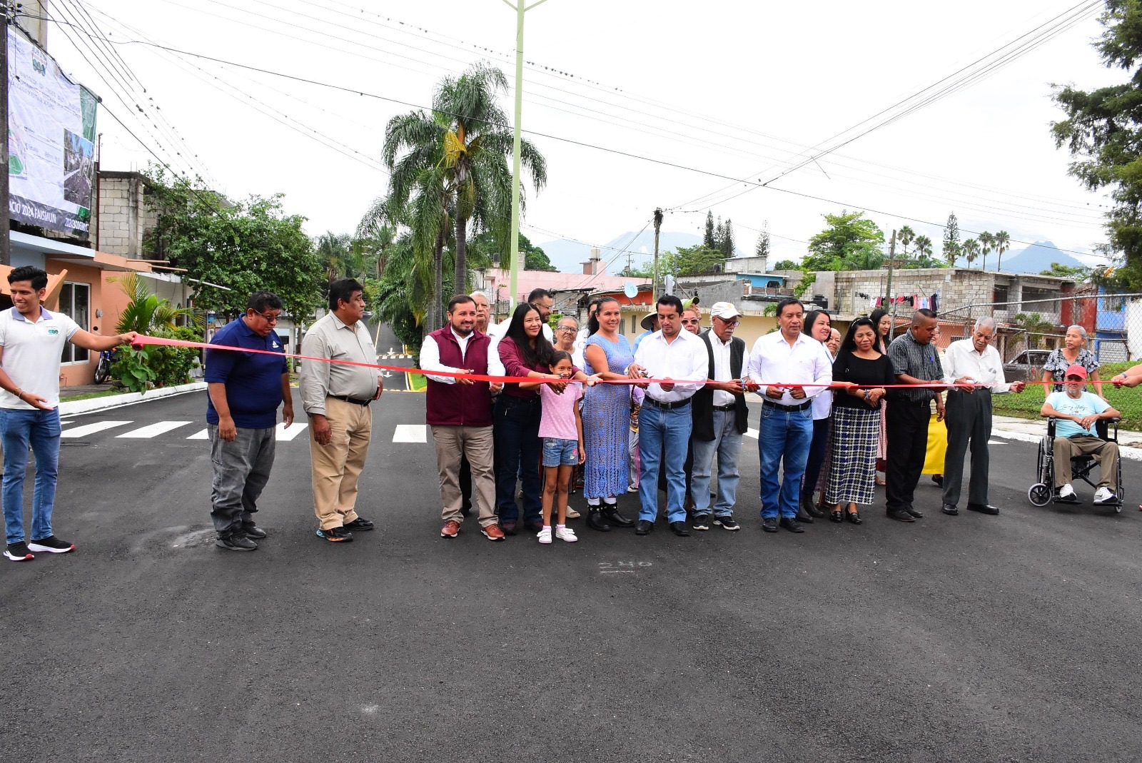 Cumple presidente municipal con Transformación en la colonia Hermosa Provincia