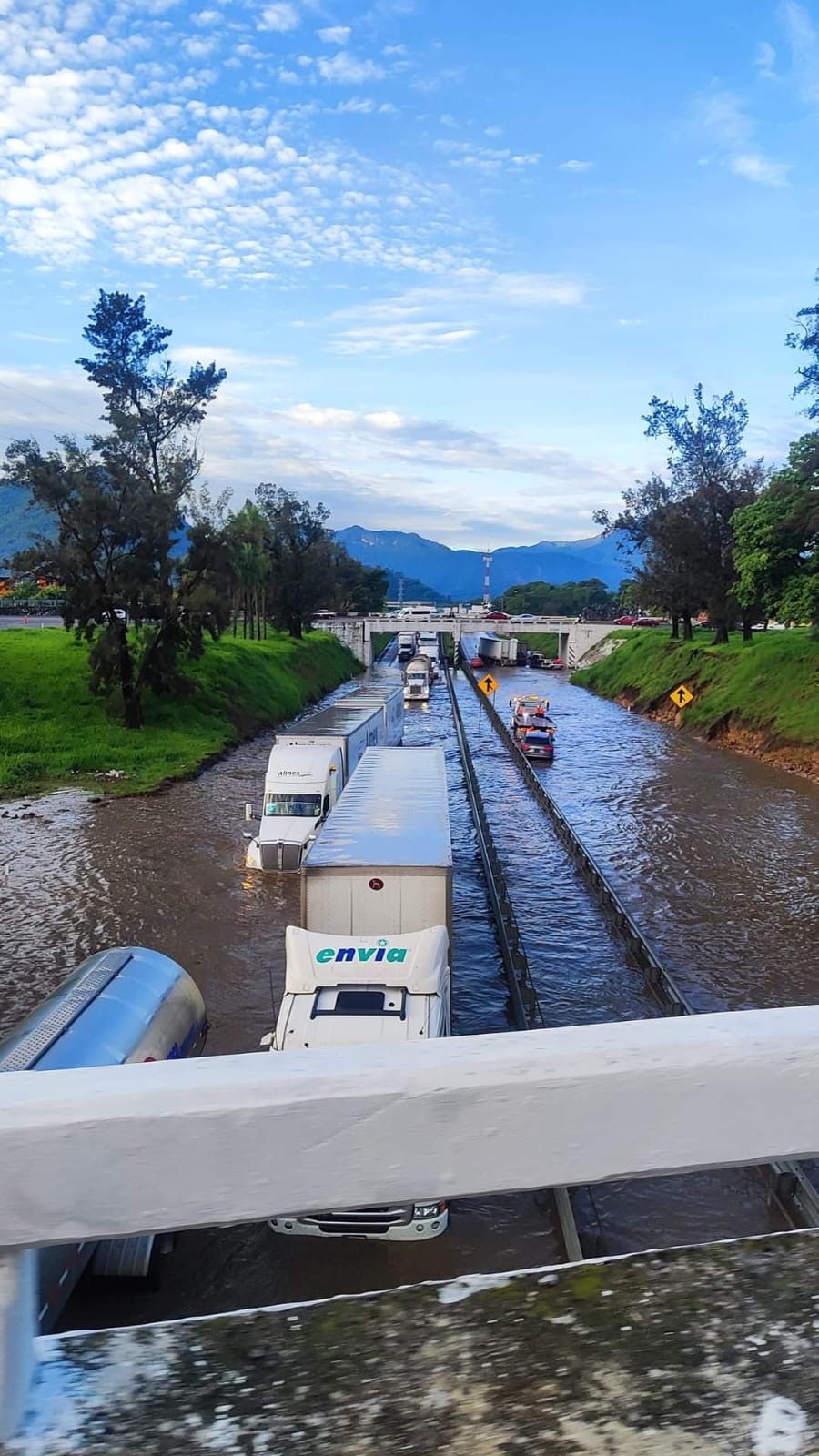 SE INUNDA AUTOPISTA MENDOZA-CÓRDOBA