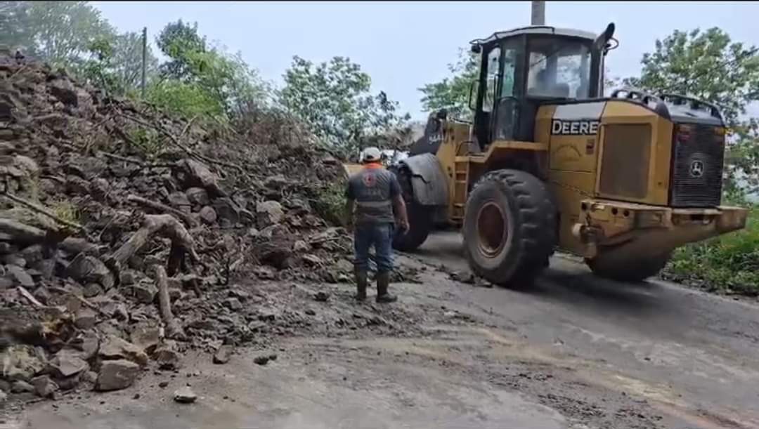 DERRUMBE DEJA INCOMUNICADAS DOS COMUNIDADES