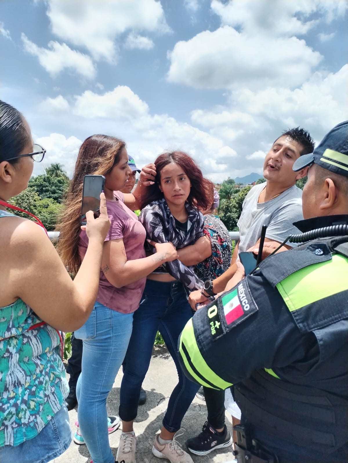 SE INTENTA AVENTAR DEL PUENTE DE LA CALLE 6