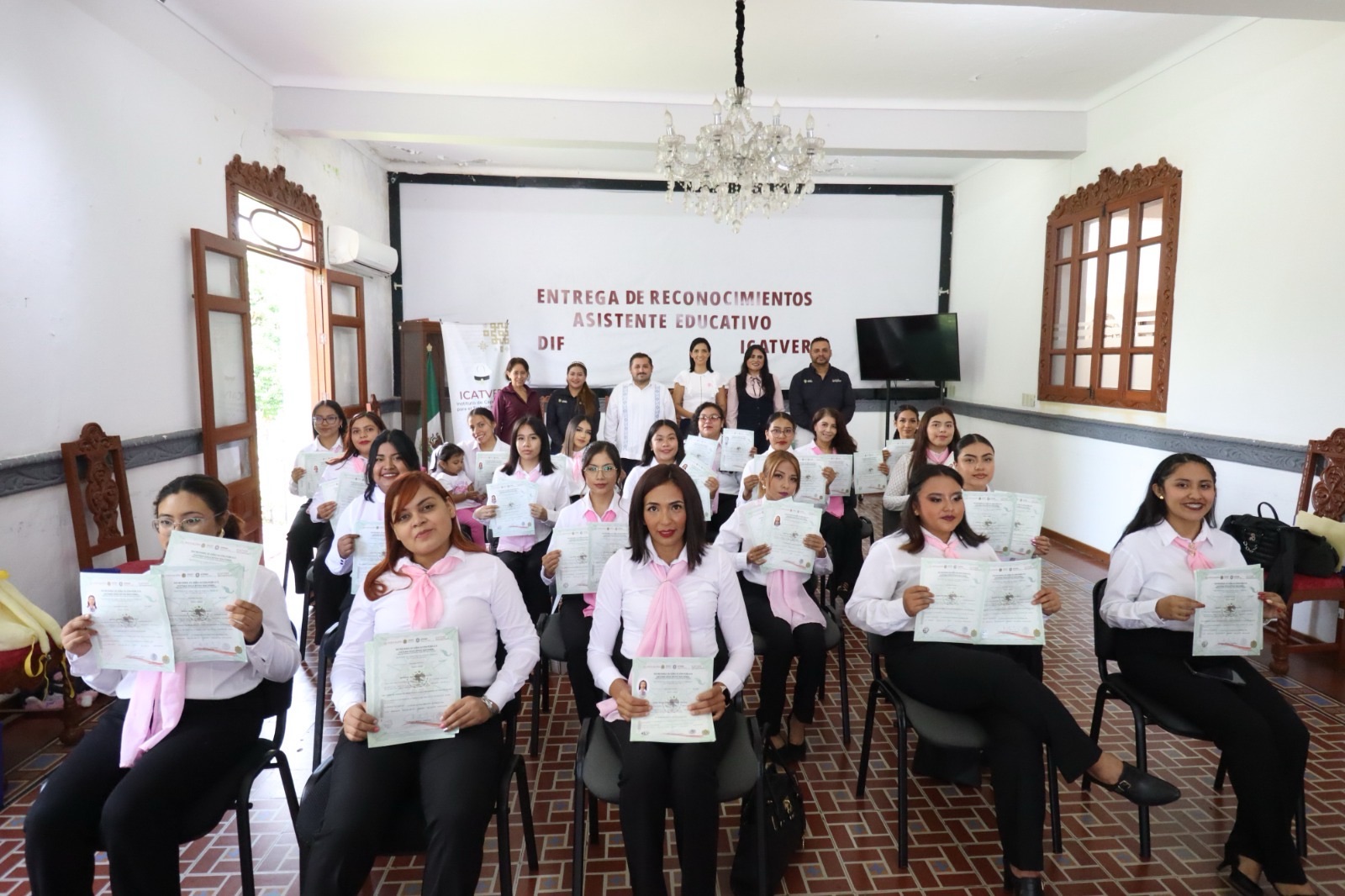 Entrega ICATVER y Ayuntamiento de Fortín diplomas a egresadas de curso