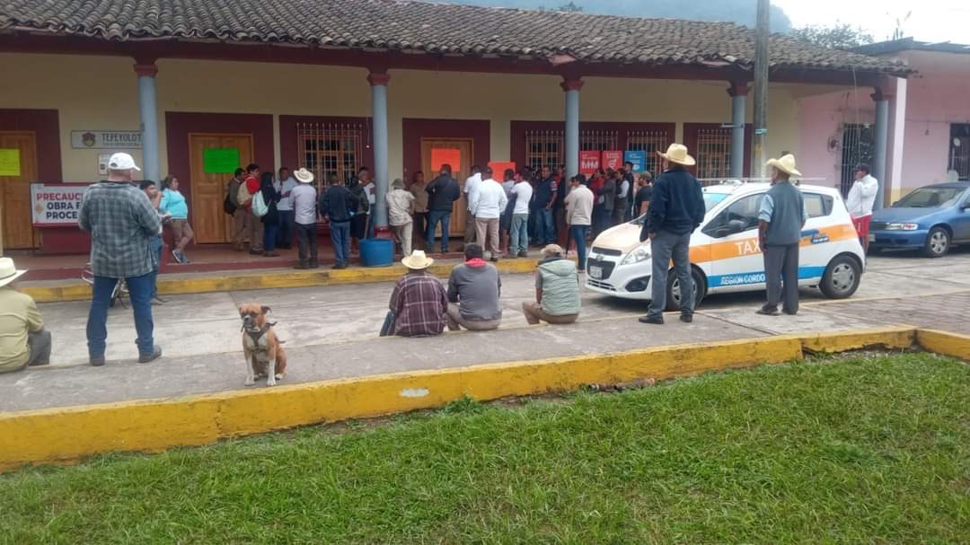 A GOLPES ALCALDE DE COETZALA SE APODERA DE COMPUTADORAS Y PAPELERÍA