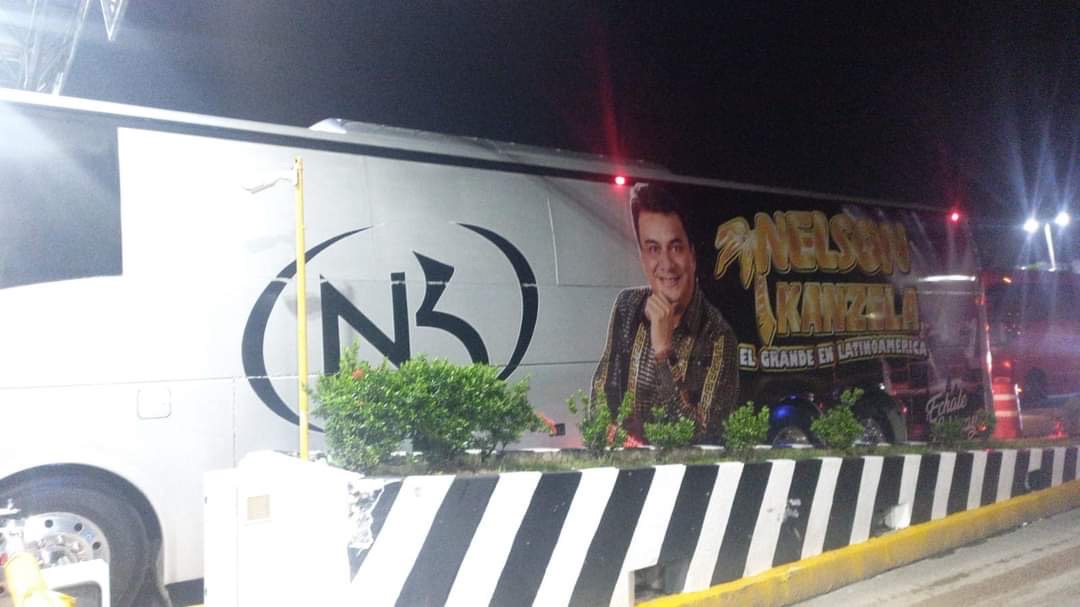 Retienen en Acayucan autobús del cantante Nelson Kanzela tras chocar con caseta de cobro