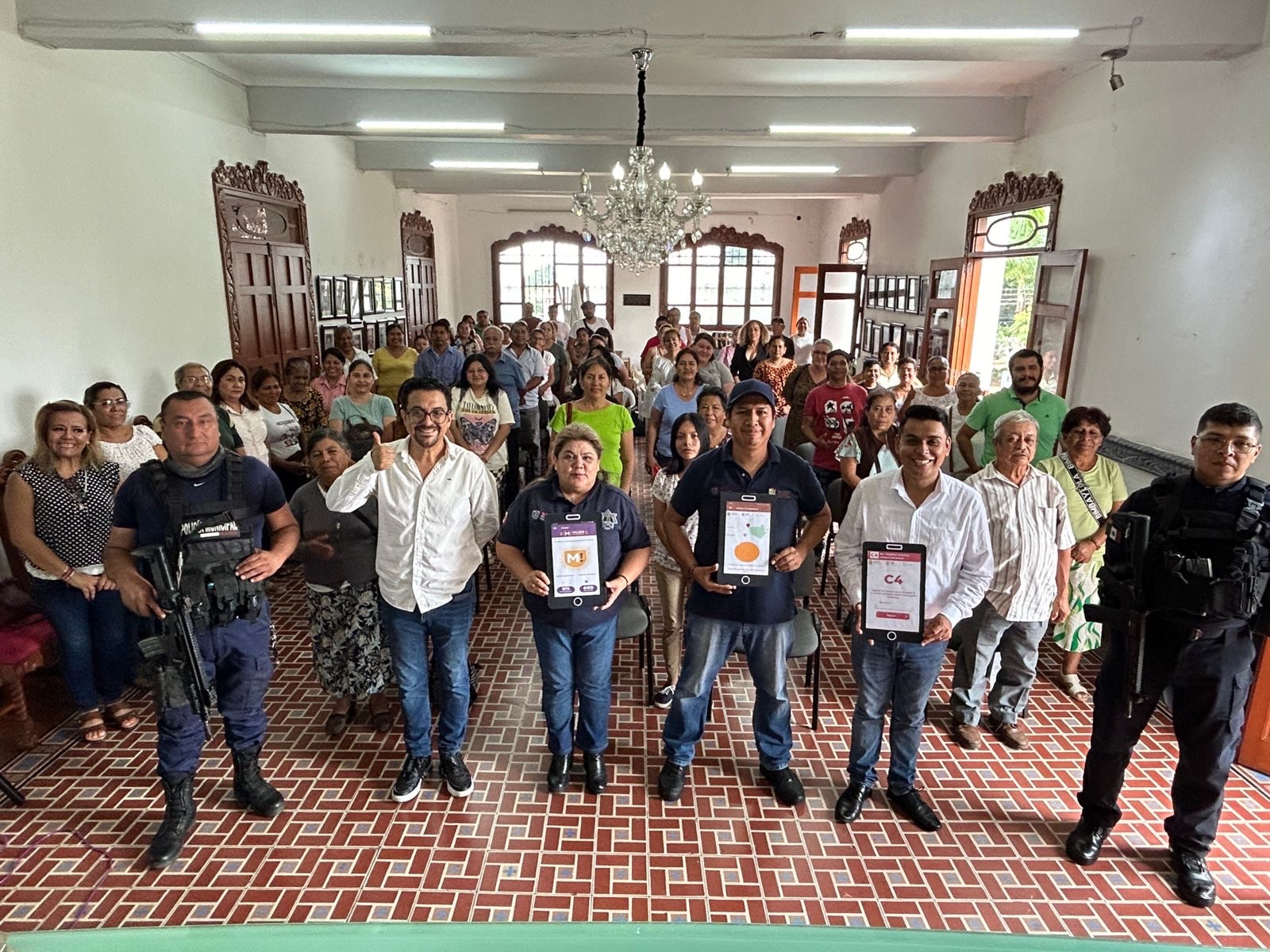 Reciben comerciantes plática de prevención al delito