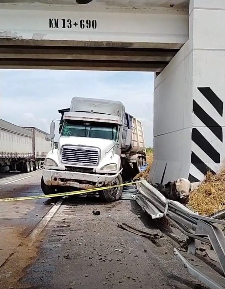 TRÁILER ATOPELLA Y MATA A DOS MOTOCICLISTAS
