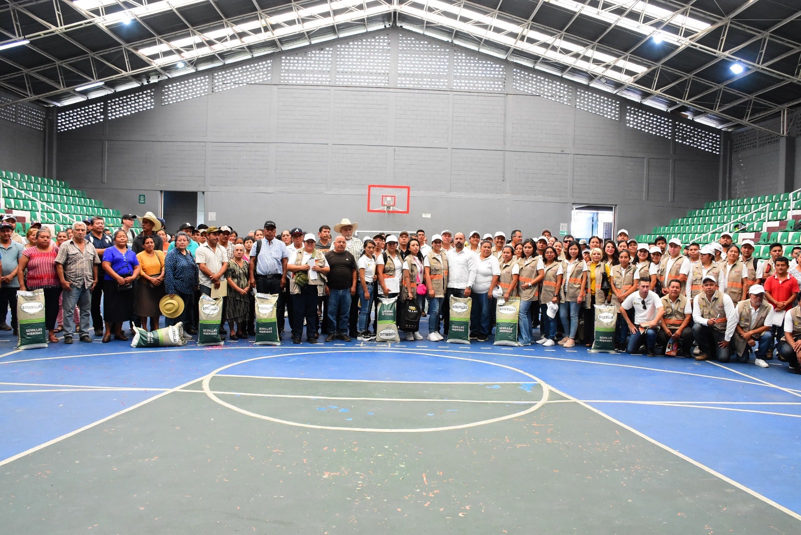 Entrega SEDARPA equipamiento y semillas a escuelas campesinas