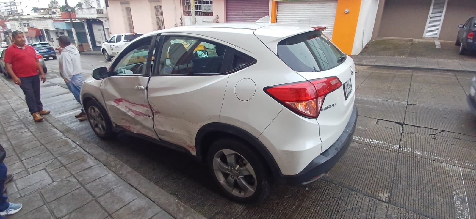 «SEMAFORAZO» DEJA DAÑOS MATERIALES