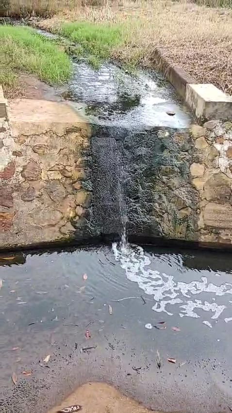 GRAVE CONTAMINACIÓN DE CANAL DE RIEGO POR OBRA INCONCLUSA