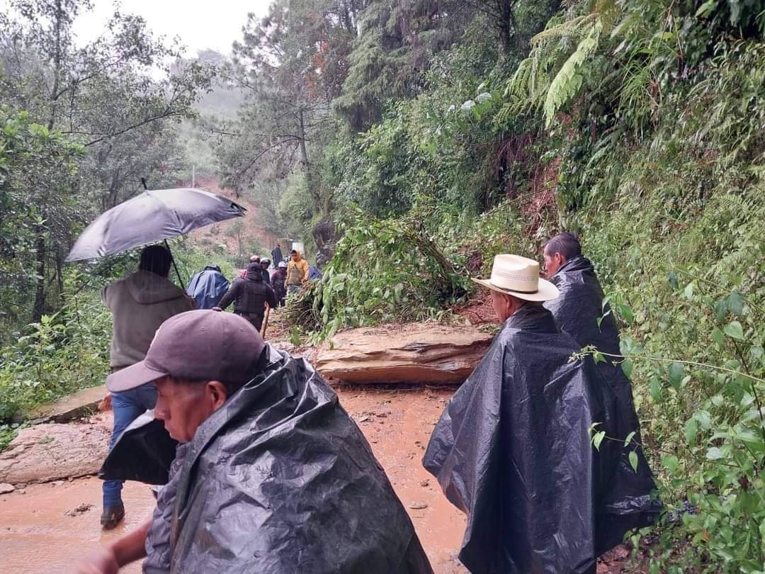 SE DESGAJA CERRO Y DEJA INCOMUNICADAS DOS COMUNIDADES