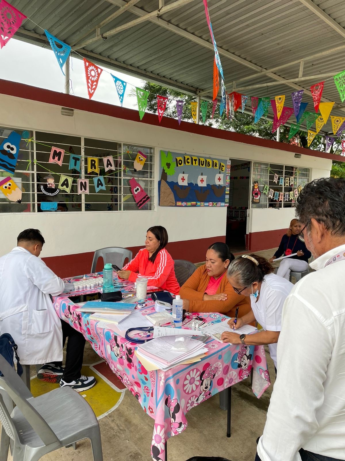 Lleva DIF plática sobre el cáncer de mama a CAIC Villas