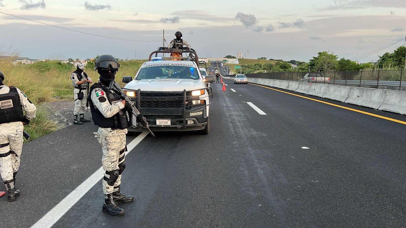 Aparecen dos cuerpos d3sm3mbr4d0s en autopista Cardel