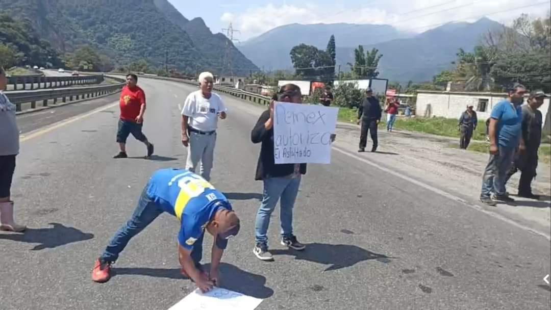 BLOQUEAN AUTOPISTA 150D POR FALTA DE PAVIMENTACIÓN