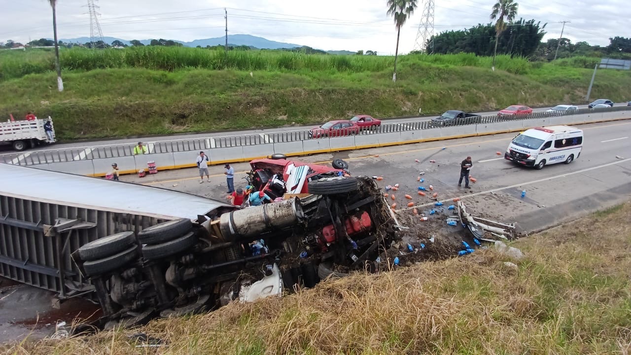 TRÁILER REFRESQUERO ARRASTRA A GUATEMALTECOS