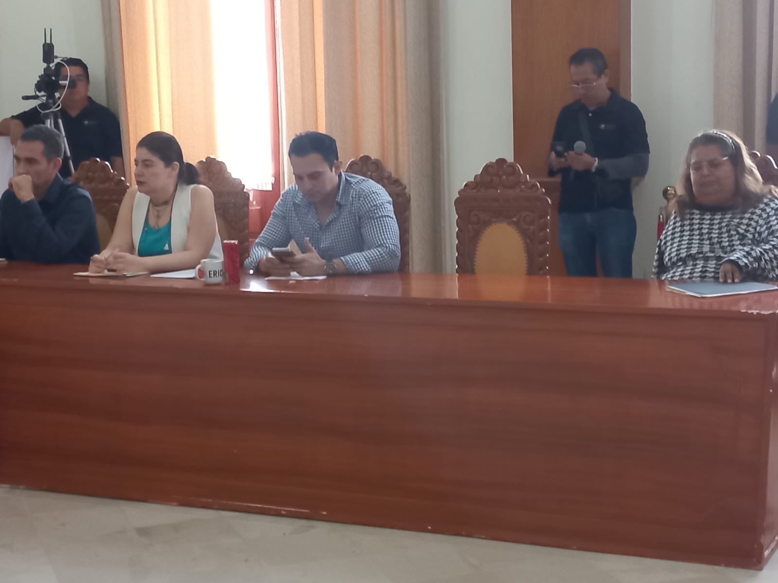 SUSPENDEN FUNCIONES DE REGIDOR Y SE DIVIDEN COMISIONES