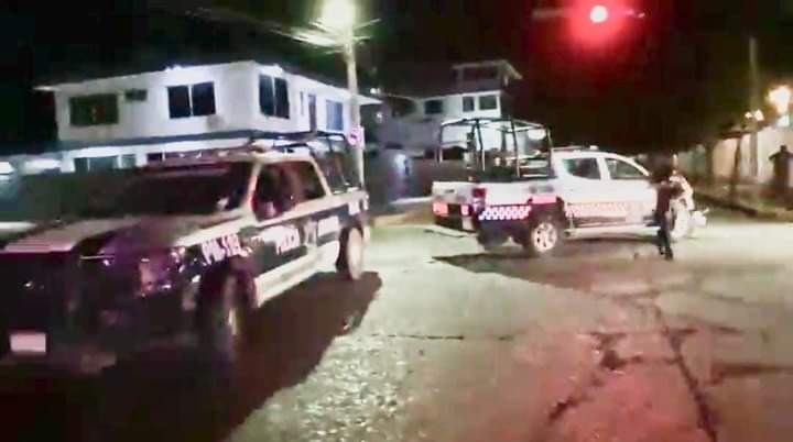 Policías Estatales chocaron su patrulla contra la policía municipal en Poza Rica