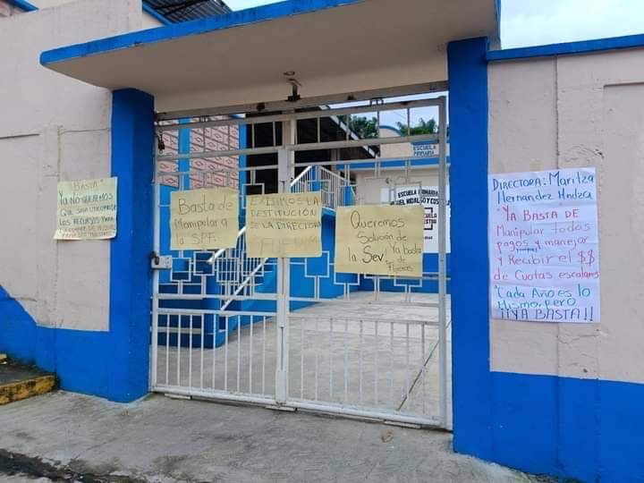 TOMAN CARRETERA Y EXIGEN DESTITUIR A DIRECTORA