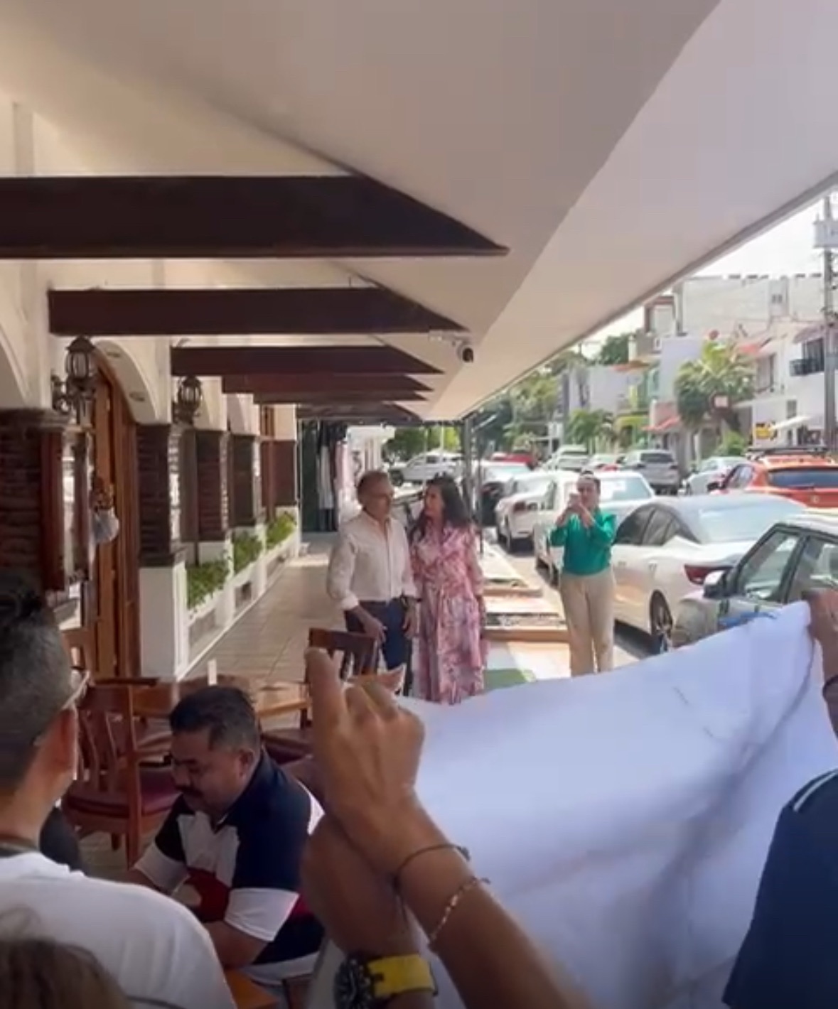 CORREN A YUNES DEL CAFÉ PARROQUIA, LO ACUSAN DE TRAIDOR