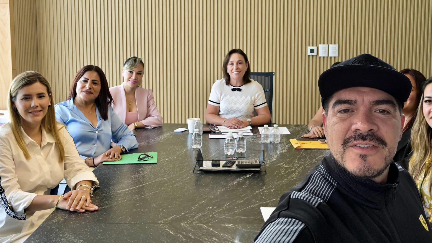 COBRA ZENYAZEN FACTURA A ROCÍO NAHLE A CAMBIO DE EMPLEO PARA ESPOSA