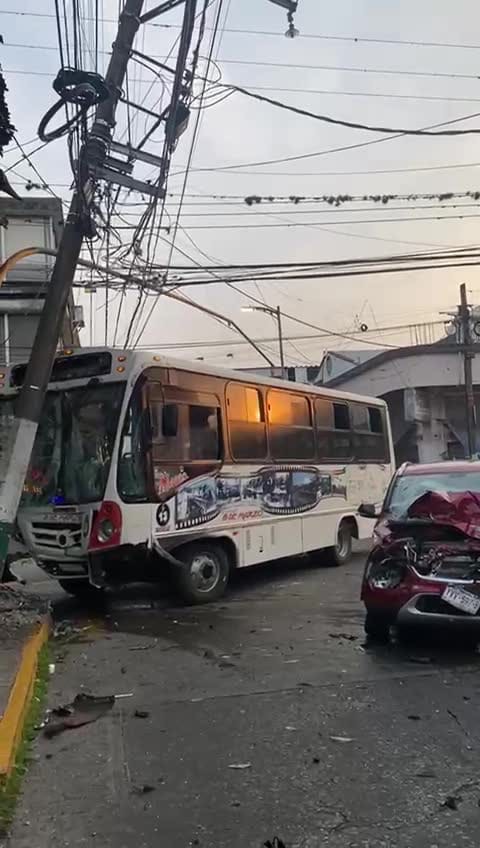 AUTOBÚS DE HOMEX SE PASA EL ALTO Y EMBISTE A ENFERMERAS