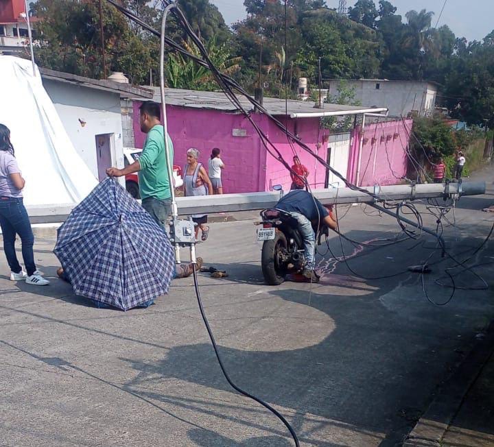 MUERE AL CAERLE POSTE ENCIMA