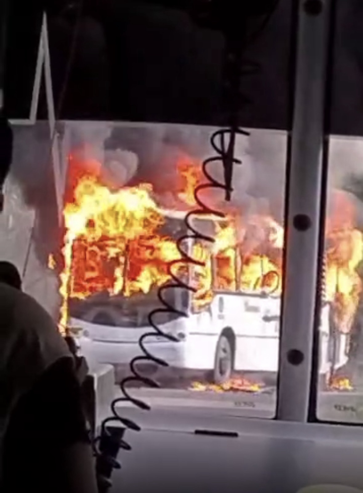 EN RIESGO PASAJEROS AL INCENDIARSE CAMIÓN