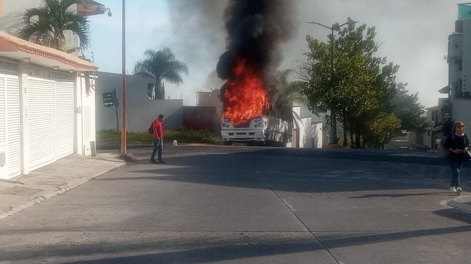 EN XALAPA, SE INCENDIA CAMIÓN DE PASAJE EN FRACCIONAMIENTO MONTE MAGNO