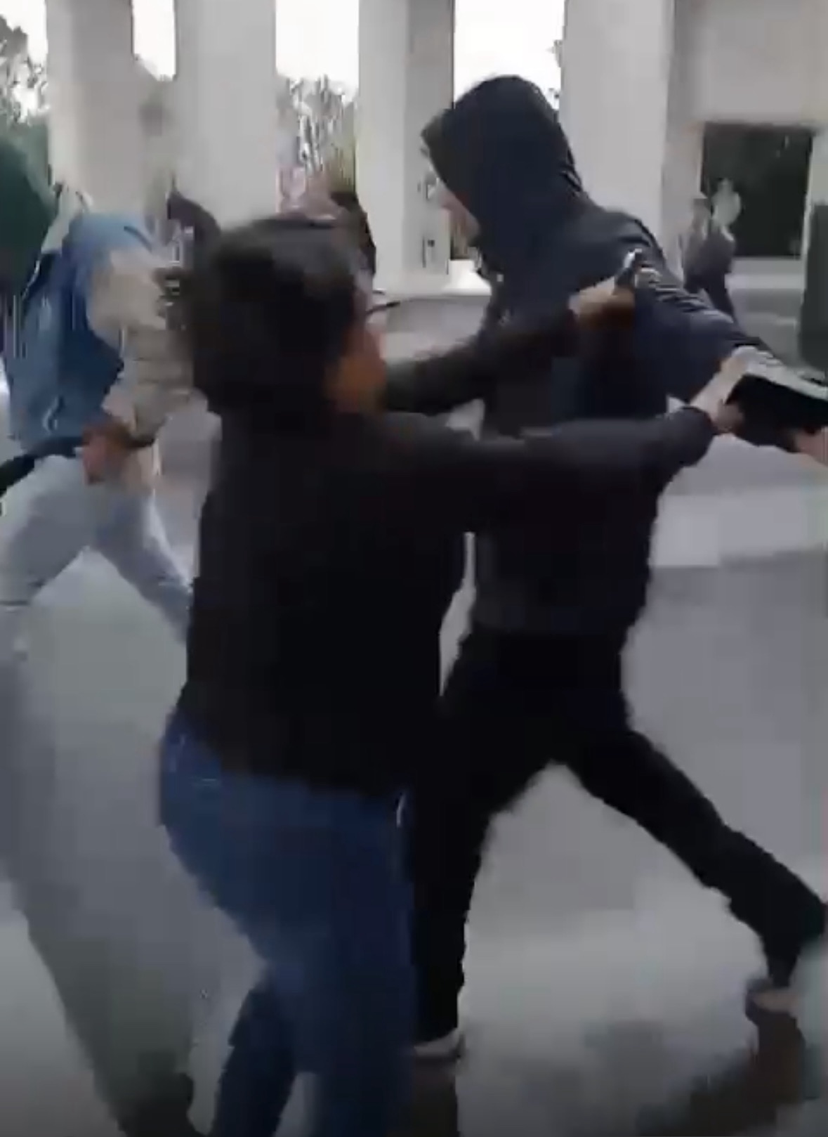 PORROS AGREDEN A REPORTERA EN EL CONGRESO DE VERACRUZ