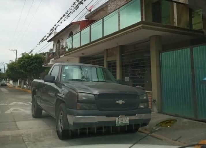 APROVECHAN FALTA DE VIGILANCIA Y ROBAN CAMIONETA