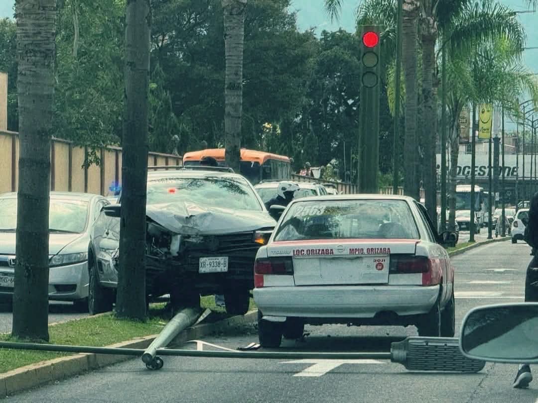 BRINCA EL CAMELLÓN, DERRIBA POSTE Y CHOCA CON TAXI