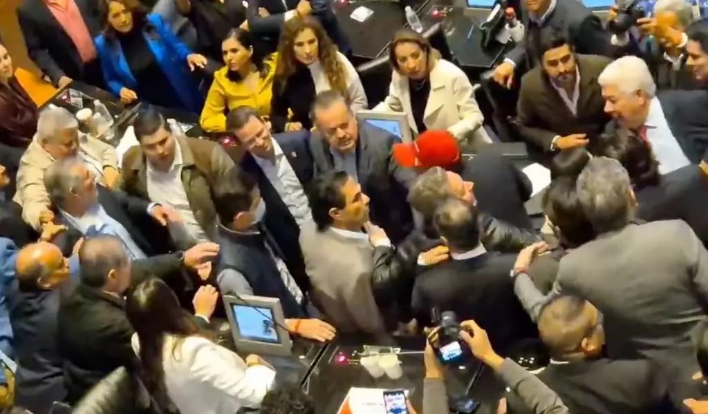 SENADORES CONVIERTEN CÁMARA EN RING DE BOX