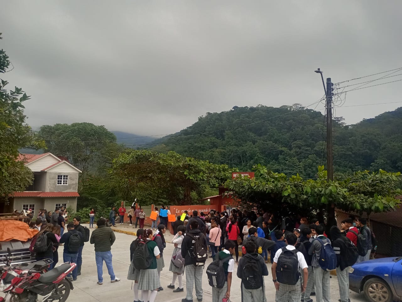 BLOQUEAN CARRETERA POR FALTA DE MAESTROS