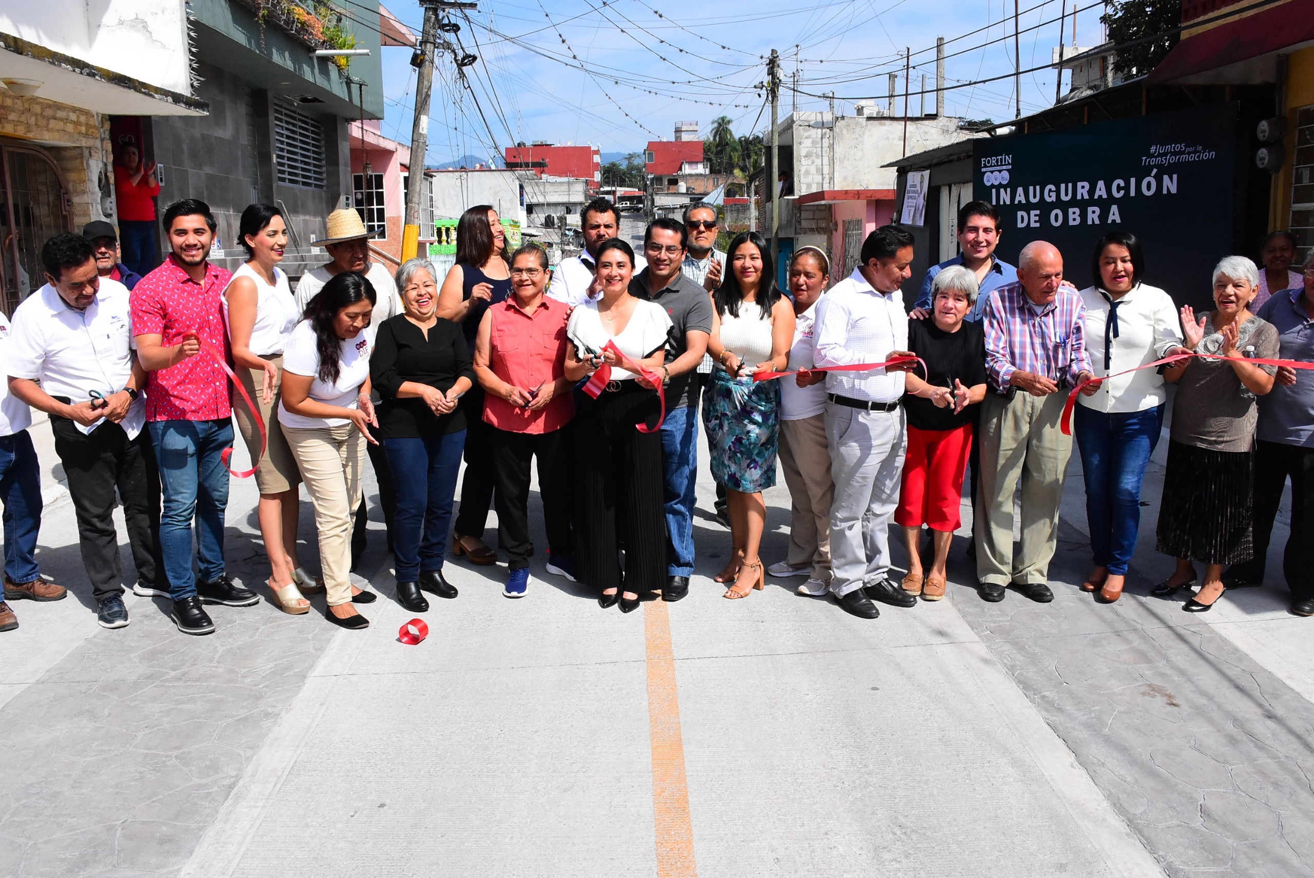 Entrega presidente municipal Gerardo Rosales obra en Santa Leticia
