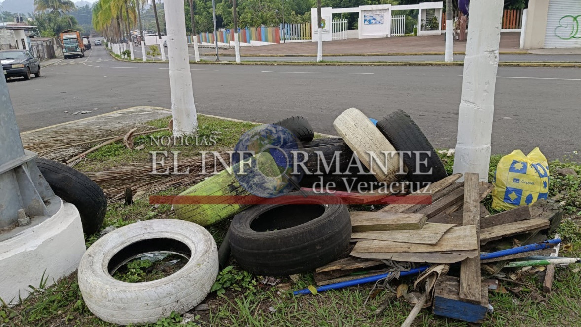 ¡El colmo!PERSONAL DEL DIF ARROJAN BASURA EN PLENO BULEVAR