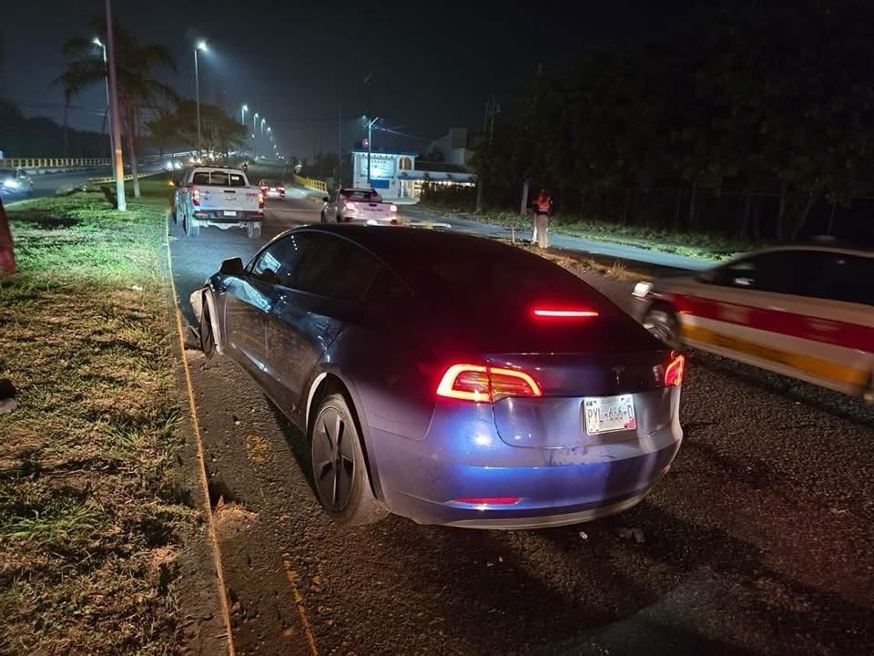 ¡DE CASI UN MILLÓN DE PESOS! SUJETO DESBARATA SU TESLA 3 EN LA ANTÓN LIZARDO-BOCA DEL RÍO