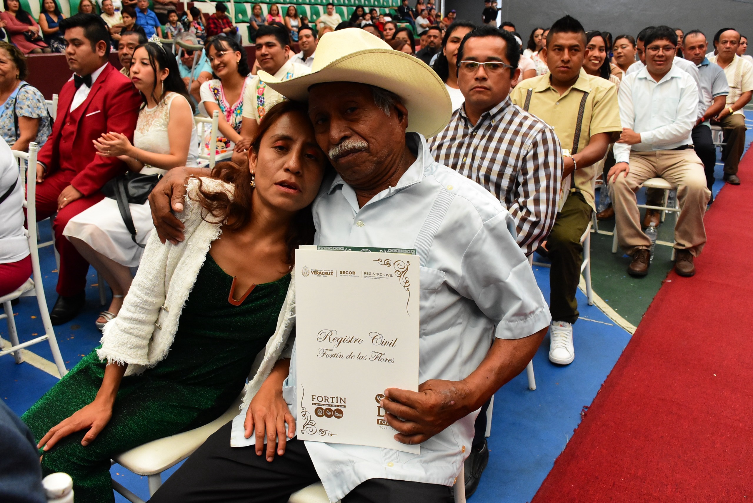 Legalizan su matrimonio 61 parejas en evento de Bodas Colectivas