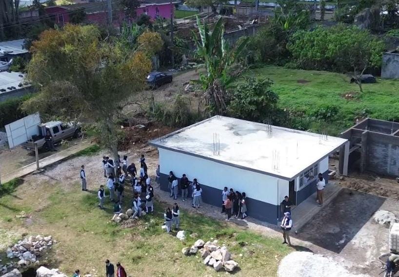 Entregan autoridades aula de Telesecundaria en Santa Lucía