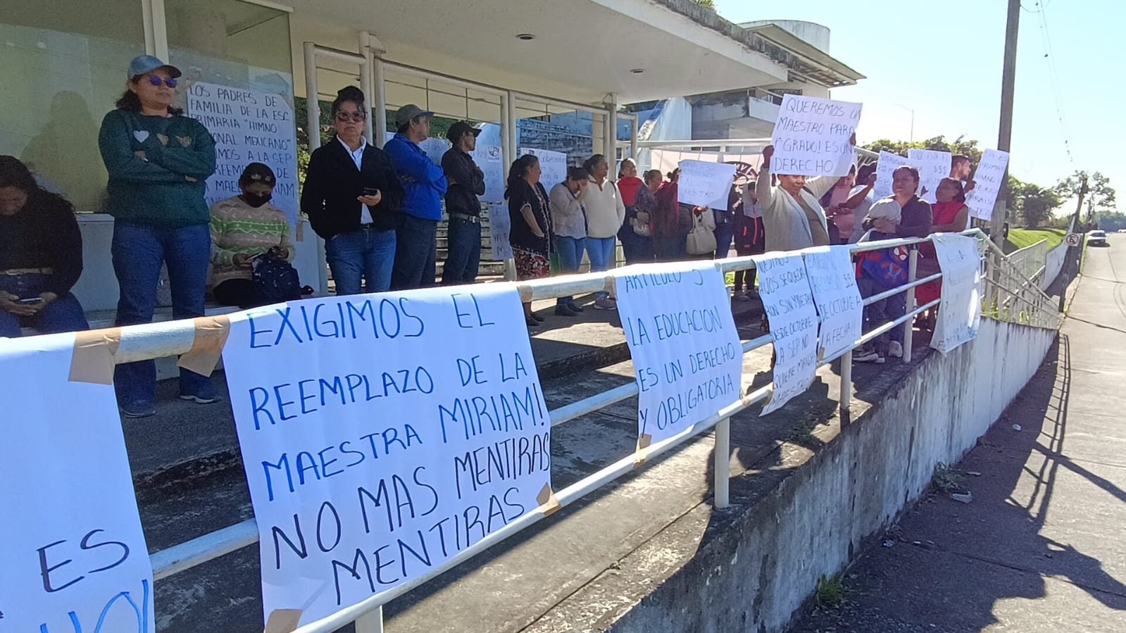 LES NIEGA SEV UN MAESTRO POR FALTA DE ALUMNOS